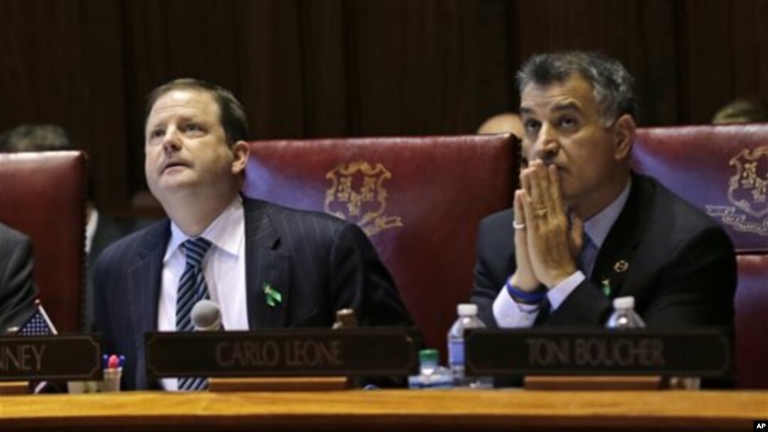 Senatorlar Jon Makkinni (chapda) va Karlo Leone