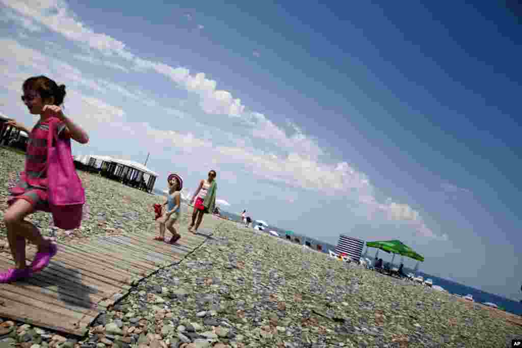 Batumi beach. (Yuli Weeks/VOA)