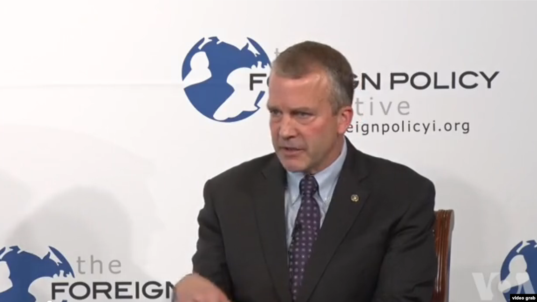 參議員丹·沙利文（Dan Sullivan）星期四在華盛頓的一個研討會上發言（視頻截圖）