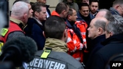 Serokwezîr Olaf Scholz (R) li cihê bûyera li bazarê Kirîsmesê li bajarê Magdeburg, 21.12.2024