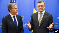 Энтони Блинкен и Дмитрий Кулеба после заседания Совета Украина-НАТО в штаб-квартире НАТО в Брюсселе в 4 апреля 2024 года.