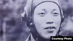 지난 1953년 9월 21일 소련제 미그15 전투기를 몰고 북한을 탈출해 한국 김포 비행장에 도착한 직후의 노금석 씨. (노금석 씨 제공 사진)