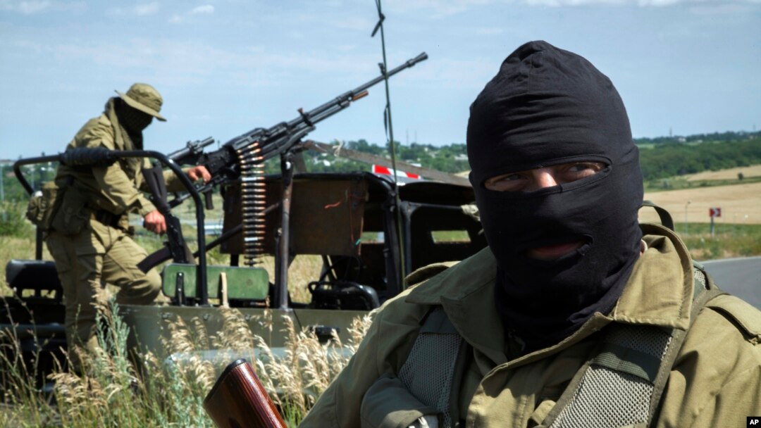 Para pemberontak pro-Rusia berpatroli dekat Luhansk, Ukraina timur (2/7). (AP/Dmitry Lovetsky)