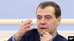 ປະທານາທິບໍດີຣັດ​ເຊຍ ທ່ານ Dmitry Medvedev ​ທີ່ໄດ້​ອອກຄໍາ
​ສັ່ງ ​ໃຫ້​ທໍາ​ການ​ສືບສວນ ສອບ​ສວນ ການ​ກ່າວ​ຫາ​ກ່ຽວກັບການ​ສໍ້​ໂກງຄະແນນສຽງ
​ເລືອກ​ຕັ້ງ​ ​ໃນ​ໄລຍະ​ການປ່ອນ​ບັດເອົາ​ສະມາຊິກ​ສະພາ​ແຫ່ງ​ຊາດ​ໃນອາທິດ​ແລ້ວນີ້.