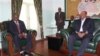 Shugaban tawagar Sudan ta Kudu, Pagan Amum, a hagu, tare da shugaba Omar al-Bashir a Khartoum, Sudan, ranar alhamis 22 Maris, 2012, lokacin wata ziyarar da 'yan Sudan ta Kudu suka kai domin shirya ganawa a tsakanin shugabannin kasashensu biyu. 