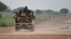 Soldados de Burkina Faso patrullan cerca de un cuartel militar en Uagadugú, el 29 de septiembre de 2015. Las fuerzas de seguridad de Burkina Faso lanzaron una persecución masiva el abril 27 de 2021, tras un ataque a una patrulla contra la caza furtiva.