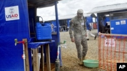 Seorang tentara AS tengah berjalan di sebuah fasilitas yang baru selesai dibangun untuk merawat pasien Ebola di Bongcounty, luat wilayah Monrovia, Liberia (7/10).