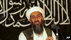 Oussama Ben Laden lors d'une conférence de presse en Afghanistan, sur une photo du 19 mars 2004. 