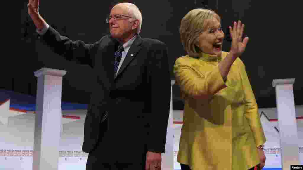 Les candidats présidentiels démocrates américains sénateur Bernie Sanders et ancienne secrétaire d'Etat Hillary Clinton arrivent sur scène avant le début des débats présidentielle, Milwauke, 11 février 2016 .