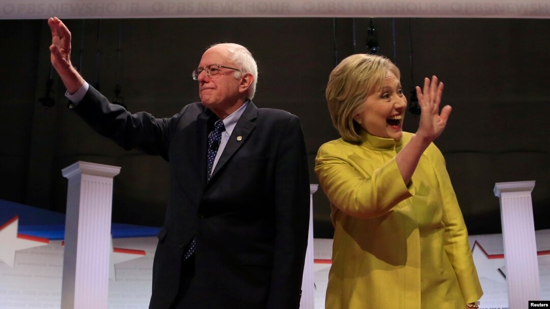 Senator Bernie Sanders (kiri) dan mantan Menlu AS Hillary Clinton pada saat debat di Milwaukee, Wisconsin 11 Februari lalu (foto: dok).