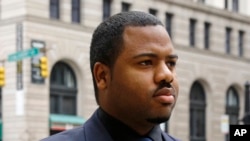 Officer William Porter, one of six Baltimore city police officers charged in connection to the death of Freddie Gray, enters the courthouse during jury deliberations in Baltimore, Dec. 16, 2015.