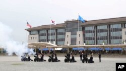 지난 2018년 6월 한국 평택 캠프험프리스의 주한미군 사령부 개관식에서 군인들이 예포를 쏘고 있다.