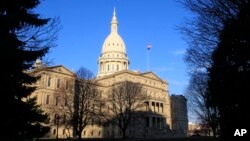 ARCHIVO - Edificio del Capitolio captado el 12 de diciembre de 2012 en Lansing, Michigan. Aquí se aprobó en 2023, una legislativa para asignar fondos para una fábrica planificada por el fabricante chino Gotion en el norte de Michigan que crearía miles de empleos.