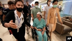 Un pasajero australiano, que resultó herido en un vuelo azotado por fuertes turbulencias, habla con periodistas en el Hospital Samitivej Srinakarin en Bangkok, Tailandia, el jueves 23 de mayo de 2024.