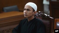 Militan Islamis Sigit Indrajit saat menghadiri sidang di pengadilan Jakarta (21/1). Sigit, perencana pemboman Kedutaan Myanmar di Jakarta dijatuhi hukuman penjara tujuh setengah tahun. 