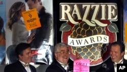 Foto de archivo del anuncio de los premios Razzie en 2004. En la imagen al centro, John Wilson, Glen Simon (izq.) y Bill Jones (der.).