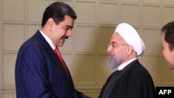  Foto de archivo tomada el 25 de octubre de 2019 y publicada por la presidencia venezolana donde Nicolás Maduro estrecha la mano del presidente de Irán, Hassan Rouhani, previo a una reunión bilateral en el Centro de Convenciones de Bakú.