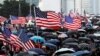 Para pengunjuk rasa anti-pemerintah melambaikan bendera AS saat demonstrasi di Hong Kong, China, 15 September 2019. (Foto: Jorge Silva/ Reuter)