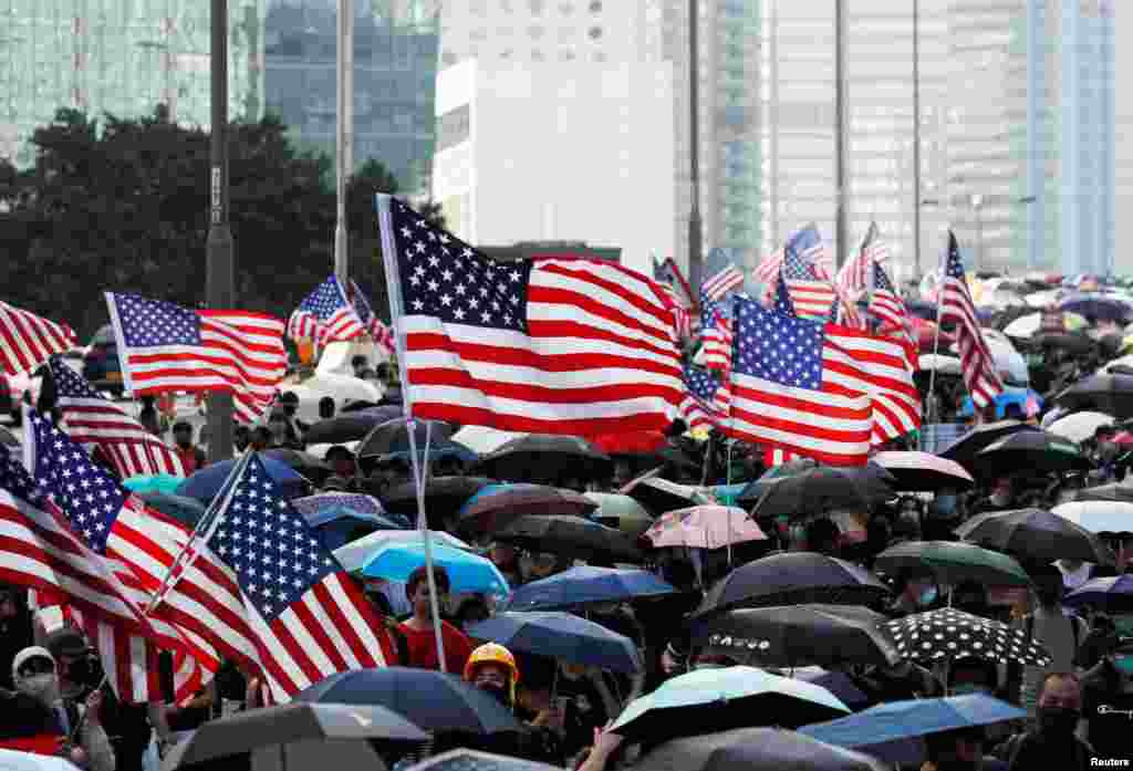 香港反送中抗议者在示威活动中手举美国国旗。(2019年9月15日)