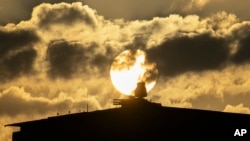 ARCHIVO - Un sistema de defensa aérea puede verse durante la puesta de sol en el techo del edificio principal del Ministerio de Defensa ruso en Moscú, Rusia, el 1 de noviembre de 2023.