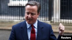 PM Inggris David Cameron memberikan pernyataan di luar kantornya di Jalan Downing no 10, Westminster, London, Senin (11/7). 