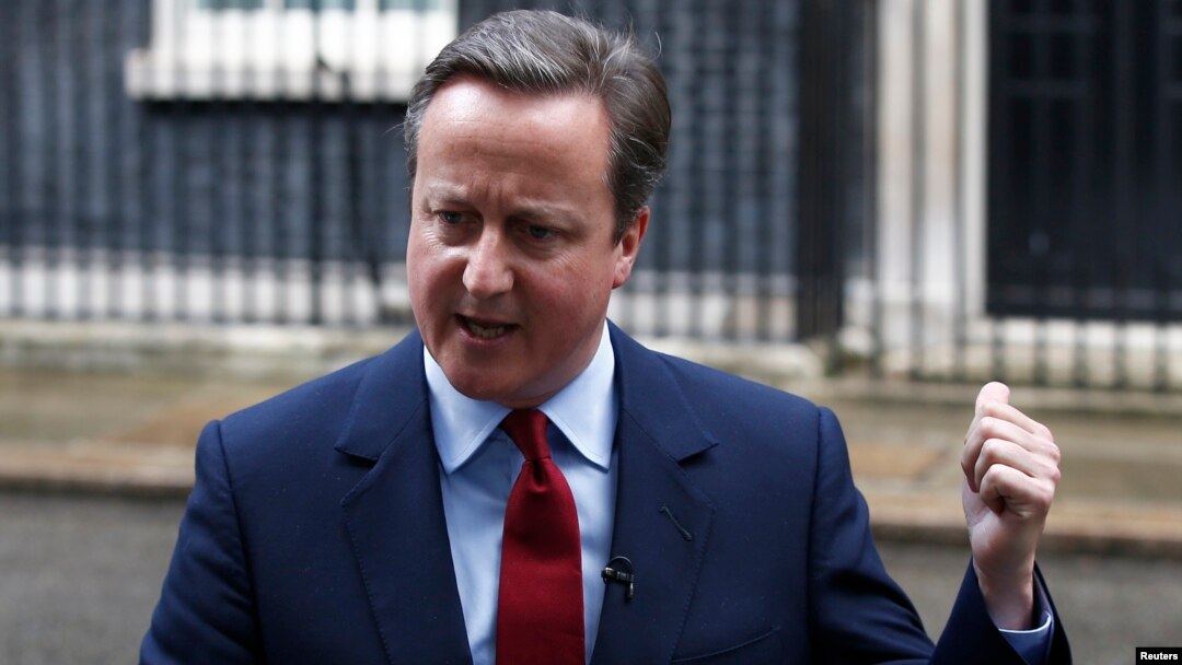 PM Inggris David Cameron memberikan pernyataan di luar kantornya di Jalan Downing no 10, Westminster, London, Senin (11/7). 