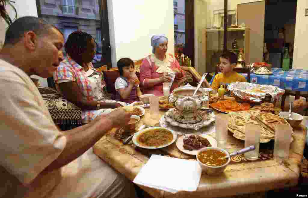 Sebuah keluarga di Paris berbuka puasa pada hari pertama Ramadan (10/7). (Reuters/Youssef Boudlal)