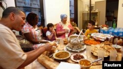 Sebuah keluarga Muslim di Paris berbuka puasa bersama. (Foto: Dok/Reuters/Youssef Boudlal)