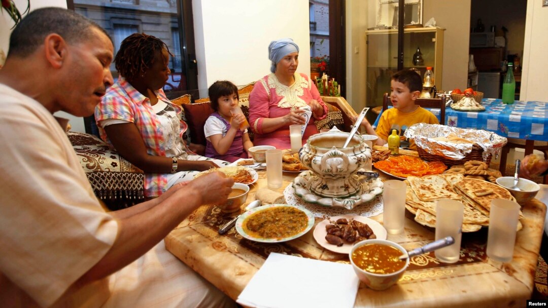 Mengundang tetangga untuk berbuka puasa akan mengubah pandangan negatif mereka tentang Islam dan muslim di Amerika (foto: dok). 