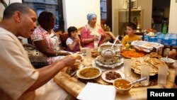 Mengundang tetangga untuk berbuka puasa akan mengubah pandangan negatif mereka tentang Islam dan muslim di Amerika (foto: dok). 