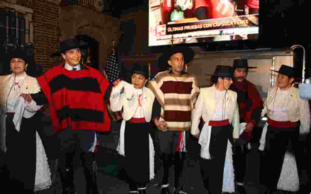 Un último baile permitió que el ambiente llegara a su mejor momento en medio de la desesperación por que se llegara el instante final del rescate de los mineros en Chile.