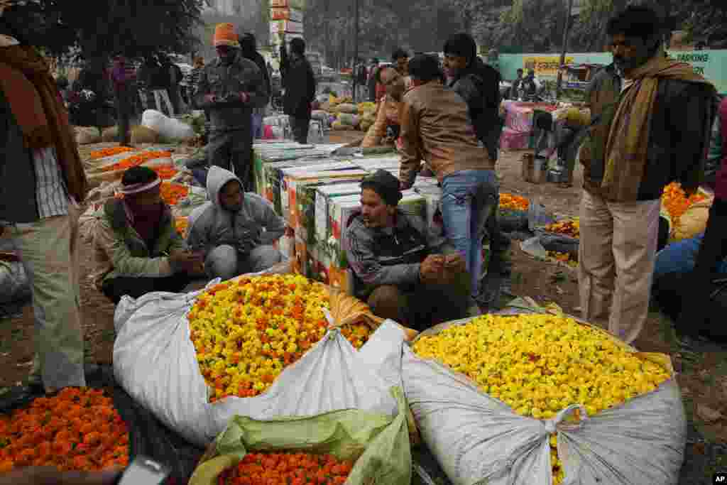 Para penjual bunga Marigold menjajakan dagangannya di pasar kota Lucknow, Uttar Pradesh, India.