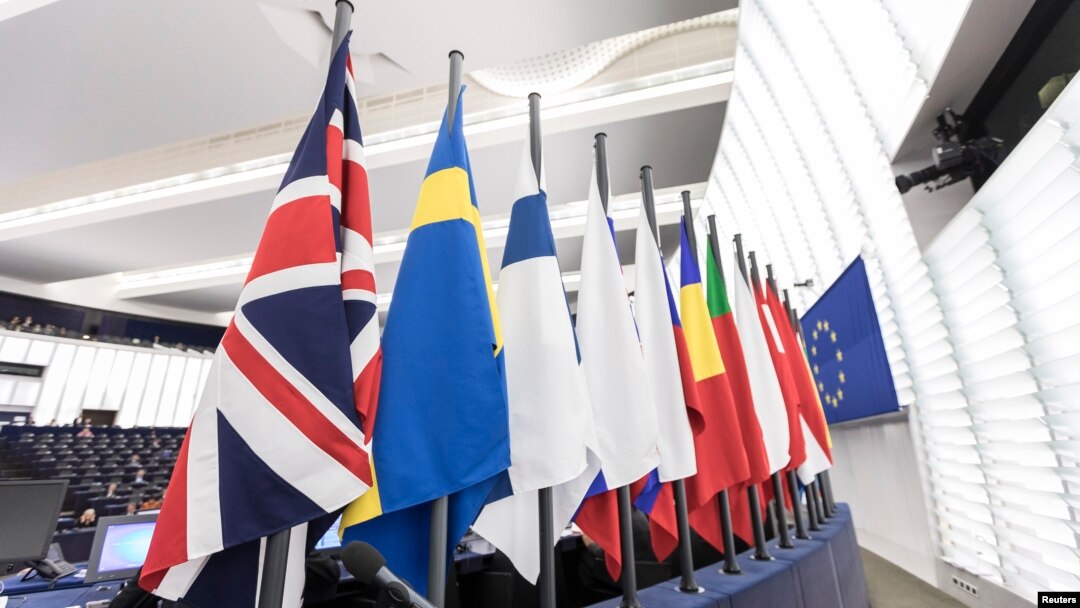 ARSIP – Bendera Inggris dan bendera-bendera anggota Uni Eropa lainnya tampak di gedung Parlemen Eropa di Strasbourg, Perancis bagian timur, 13 Desember 2017 (foto: AP Photo/Jean-Francois Badias)