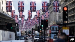 La decorada Regent Street en el centro de Londres el viernes 5 de mayo de 2023. La coronación del rey Carlos III tendrá lugar en la Abadía de Westminster el 6 de mayo. (Foto AP/Markus Schreiber)