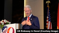 Đây là chuyến công du Việt Nam lần thứ năm của ông Bill Clinton, Tổng thống Mỹ đầu tiên thăm Việt Nam sau khi hai nước cựu thù khép lại cuộc chiến vào tháng 4 năm 1975.