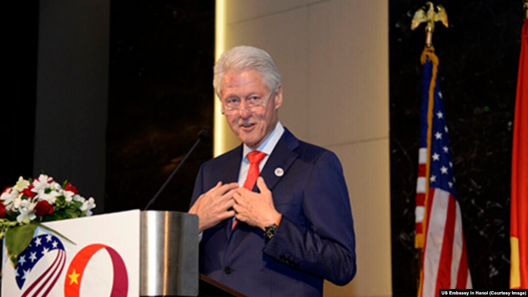 Đây là chuyến công du Việt Nam lần thứ năm của ông Bill Clinton, Tổng thống Mỹ đầu tiên thăm Việt Nam sau khi hai nước cựu thù khép lại cuộc chiến vào tháng 4 năm 1975.