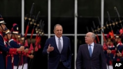 El ministro de Relaciones Exteriores de Rusia, Sergey Lavrov, a la izquierda, habla con el ministro de Relaciones Exteriores de Brasil, Mauro Vieira, cuando sale del Palacio de Itamaraty en Brasilia, Brasil, el lunes 17 de abril de 2023.