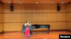 Nina Huang toca la flauta en un concierto benéfico en el salón de recitales de la Universidad de Santa Clara en Santa Clara, California, EE. UU., en esta fotografía de abril de 2022.  (Xia Liu/Folleto)