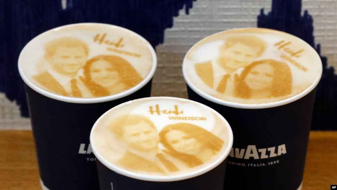 Kopi Capucinno bergambar Pangeran Harry dan Meghan Markle di sebuah kedai kopi di Windsor, Selasa, 15 Mei 2018.