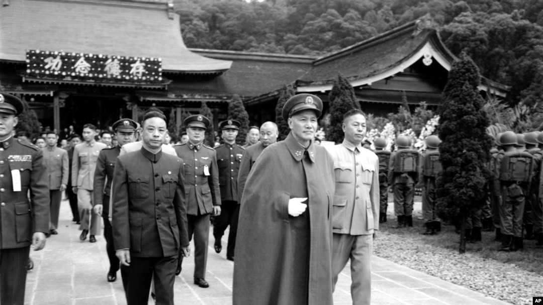 历史照片:总统蒋介石和其他国民党政府官员离开台北的圆山忠烈祠。(1955年3月29日)