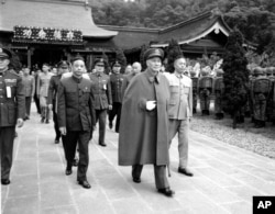 历史照片：总统蒋介石和其他国民党政府官员离开台北的圆山忠烈祠。(1995年3月29日)