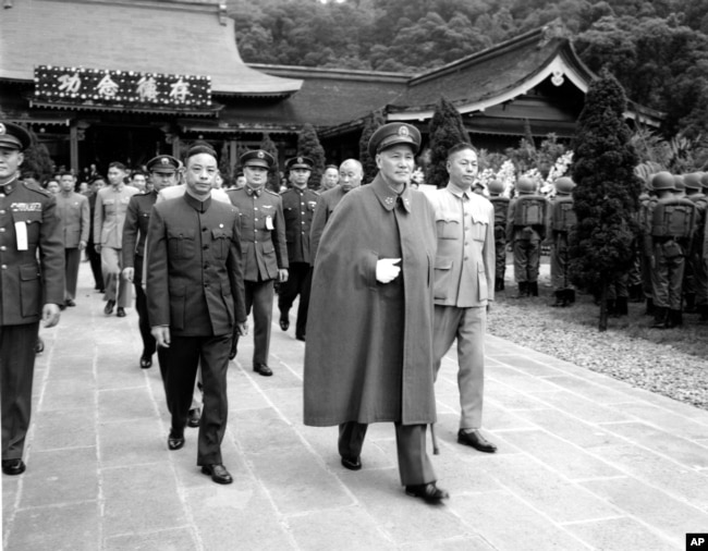 历史照片：总统蒋介石和其他国民党政府官员离开台北的圆山忠烈祠。(1995年3月29日)