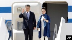 Le président chinois Xi Jinping et son épouse Peng Liyuan arrivent au sommet du G20 à Hambourg, dans le nord de l'Allemagne, le 6 juillet 2017.