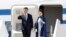 Le président chinois Xi Jinping, à gauche, et son épouse Peng Liyuan arrivent au sommet du G-20 à Hambourg, dans le nord de l'Allemagne, jeudi 6 juillet 2017. 