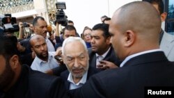 Rached Ghannouchi (au centre), chef de file du parti Ennahda, à Tunis, le 2 novembre 2013. 