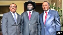 Les présidents Salva Kiir (au c.) et Uhuru Kenyatta (à dr.) en compagnie du Premier ministre éthiopien Hailemariam Desalegn, à Juba, le 26 déc. 2013 