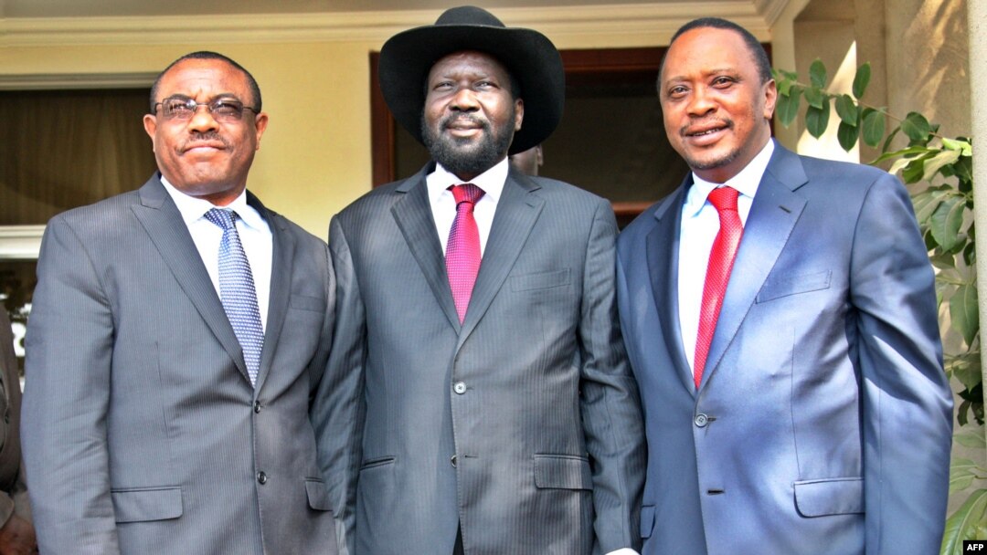 Pesident w'a Sudani yo mu bumanuko, Salva Kiir ari kumwe na bagenzi biwe b'igihugu ca Ethiopia n'igihugu ca Kenya, Hailemariam Desalegn na Uhuru Kenyatta, kw'igenekerezo rya 26, ukwezi kwa 12, mu mwaka w'2013 Dec.