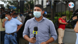 El periodista nicaragüense Wilih Narváez reportando la inscripción de candidatos presidenciales en el exterior de la sede del Poder Electoral en Managua. Foto Houston Castillo, VOA.