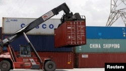 Container của China Shipping and Cosco được chất tại một cảnh ở thành phố Hồ Chí Minh, Việt Nam, ngày 27 tháng 7, 2018. 