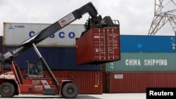 Các container của các hãng China Shipping và Cosco được xếp dỡ tại một cảng ở thành phố Hồ Chí Minh, Việt Nam, hồi tháng 7/2018 